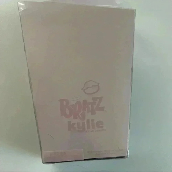 Bratz x Kylie Jenner Night Fashion Doll with Evening Gown Pet Dog and Po… - Picture 4 of 4